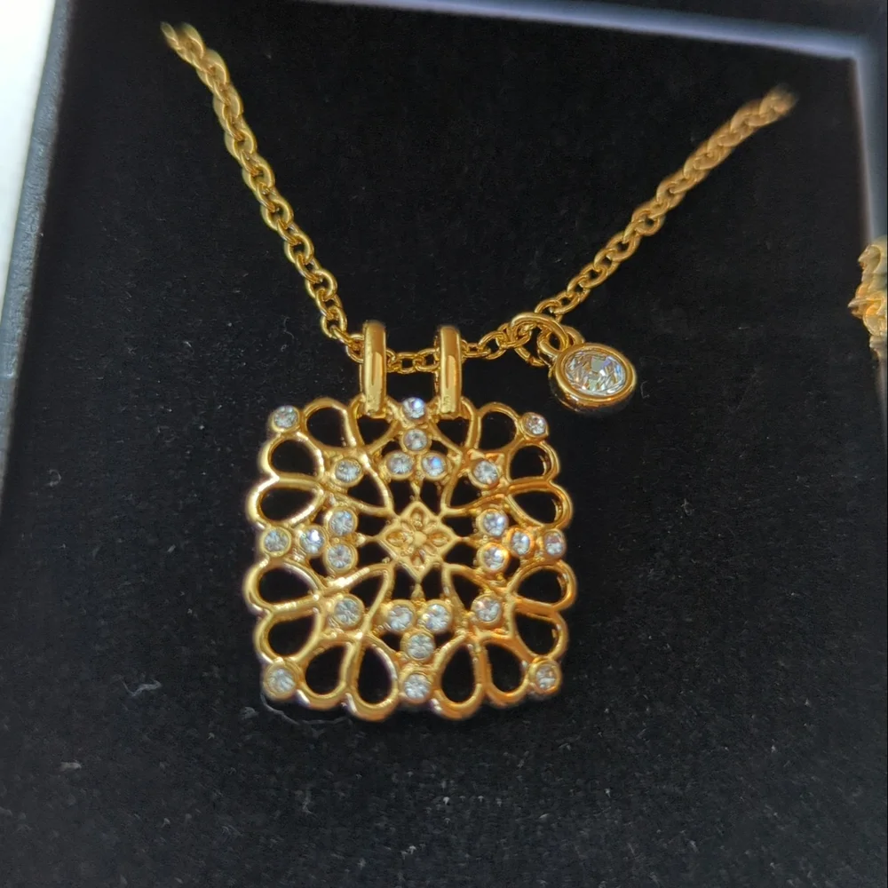 Avon Signature Collection Square Pendant - Picture 4 of 7